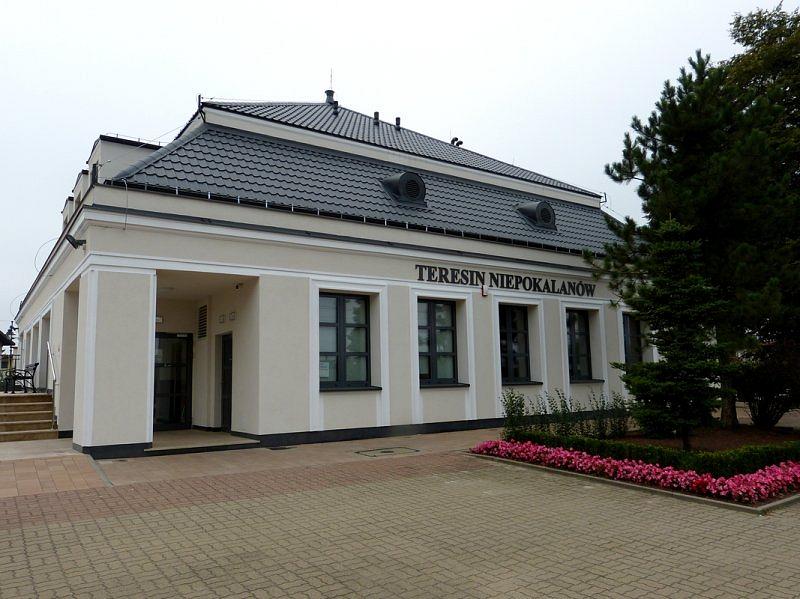 Teresin Niepokalanów – stacja kolejowa trzy...