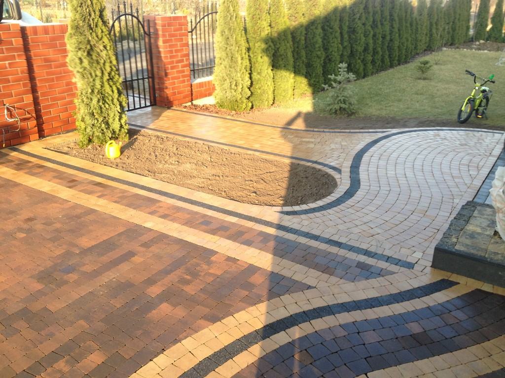 Firma specjalizuje się w układaniu kostki...