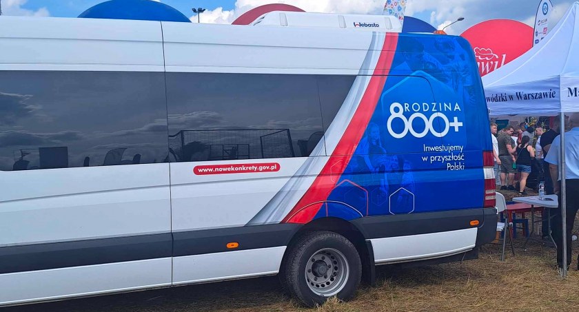 Zdjęcie busa kampanii programu 800 plus