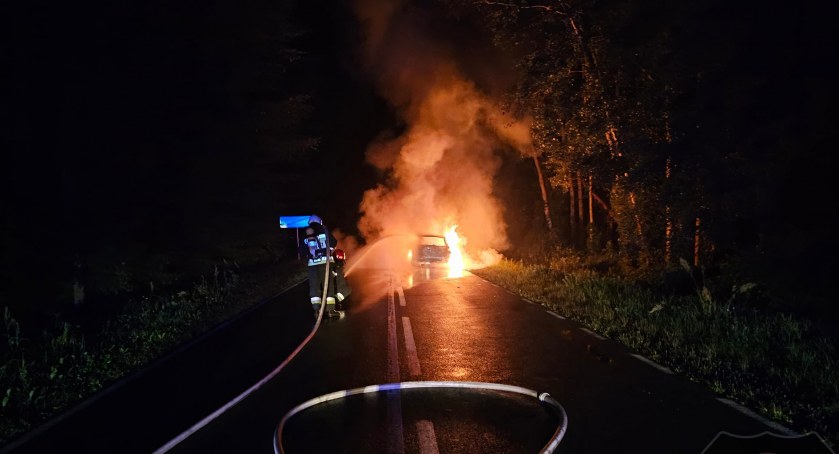 Zdjęcie płonącego pojazdu w Januszewie