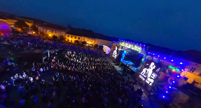 Zdjęcie z koncertu podczas Skierniewickiego Święta Kwiatów, Owoców i Warzyw