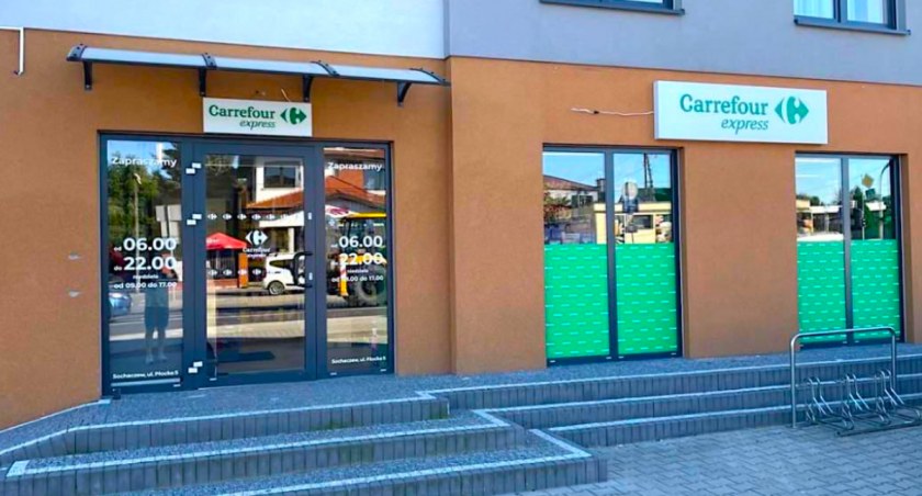 Zdjęcie przedstawia market Carrefour express w Sochaczewie przy ulicy Płockiej