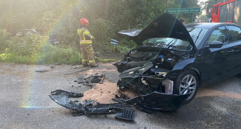 Zdjęcie przedstawia pojazdy Skoda i Renault w wypadku w Zakrzewie