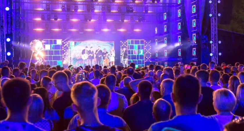 Zdjęcie sceny i koncertu muzycznego