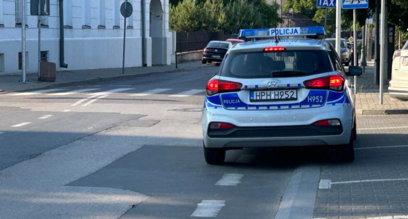 Zdjęcie zaparkowanego radiowozu policyjnego