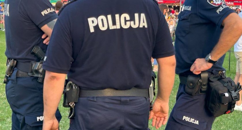 Zdjęcie policjantów w mundurach