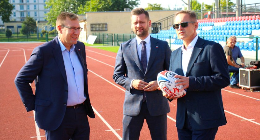 Zdjęcie z wręczenia czeku na przebudowę stadionu w Sochaczewie. Fot. UM Sochaczew