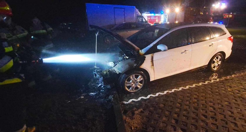 Zdjęcie ugaszonego pojazdu w miejscowości Leonów.