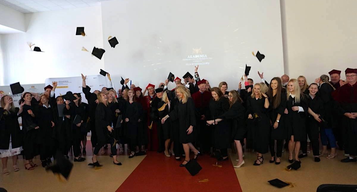 Edukacja - Szkoły, Akademia Ekonomiczno Humanistyczna Sochaczewie uroczystość wręczenia dyplomów - zdjęcie, fotografia