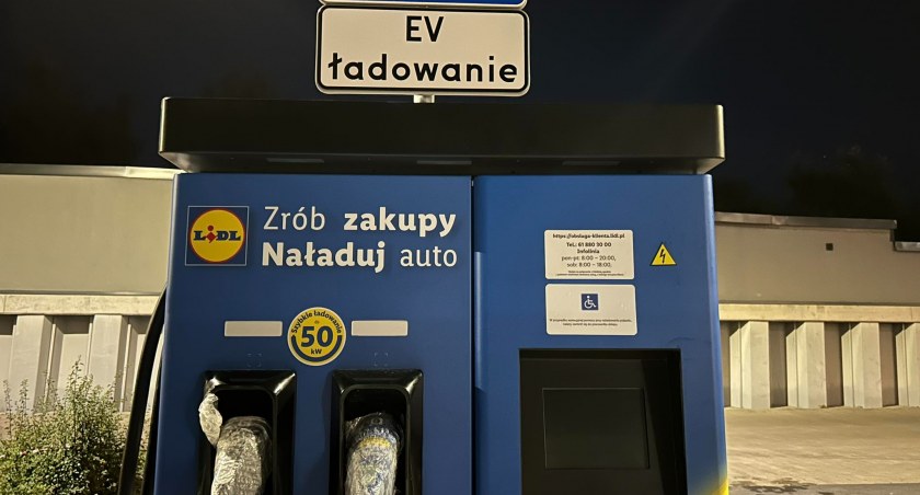 Zdjęcie przedstawia stację ładowania pojazdów w Sochaczewie
