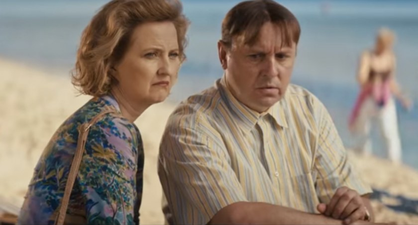 Zdjęcie przedstawia Adama Woronowicza i Izę Kunę z kadru filmu Teściowie 2