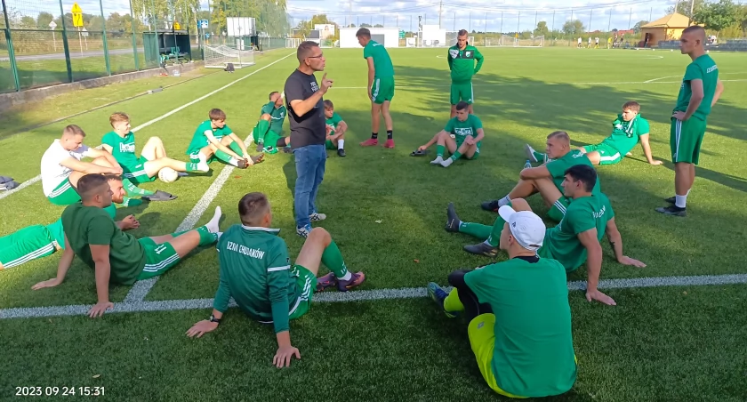 Zdjęcie przedstawia zawodników KS Bzura Chodaków na boisku 