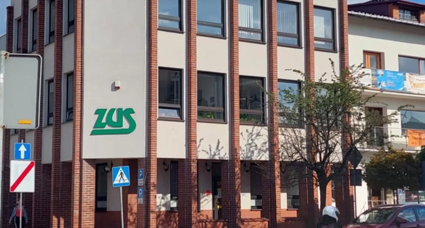 Zdjęcie przedstawia budynek ZUS w Sochaczewie