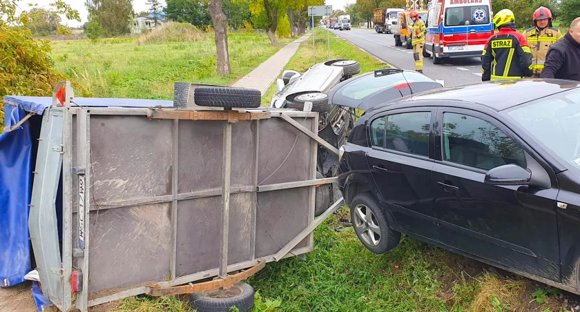 Zdjęcie opisuje dwa pojazdy uczestniczące w wypadku w Niepokalanowie 