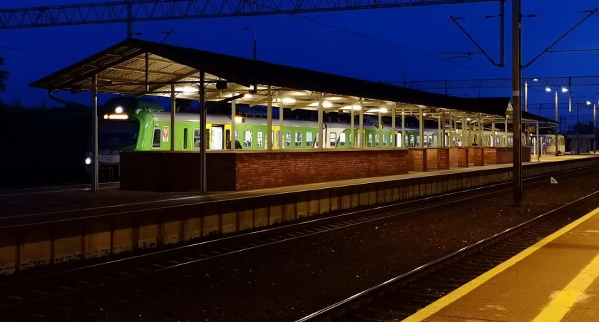 Zdjęcie przedstawia stację kolejową w Sochaczewie nocą