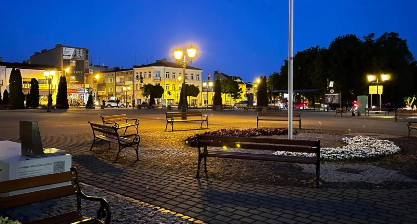 Zdjęcie przedstawia plac Kościuszki w Sochaczewie nocą. 