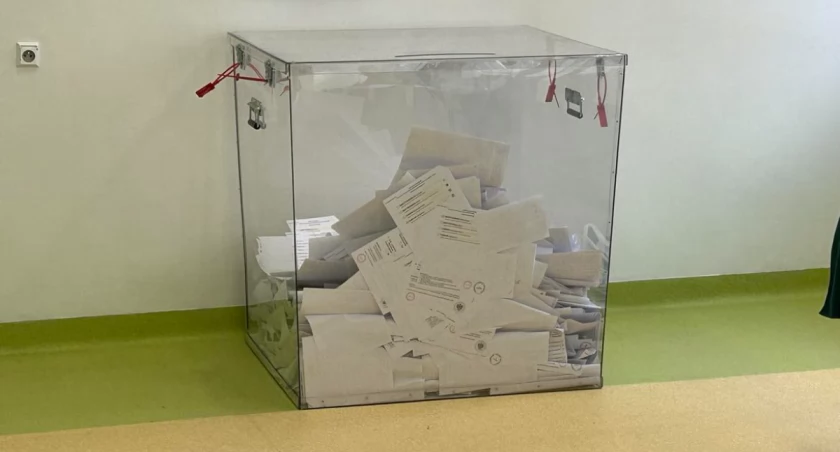 Zdjęcie przedstawia urnę wyborczą w lokalu w Sochaczewie