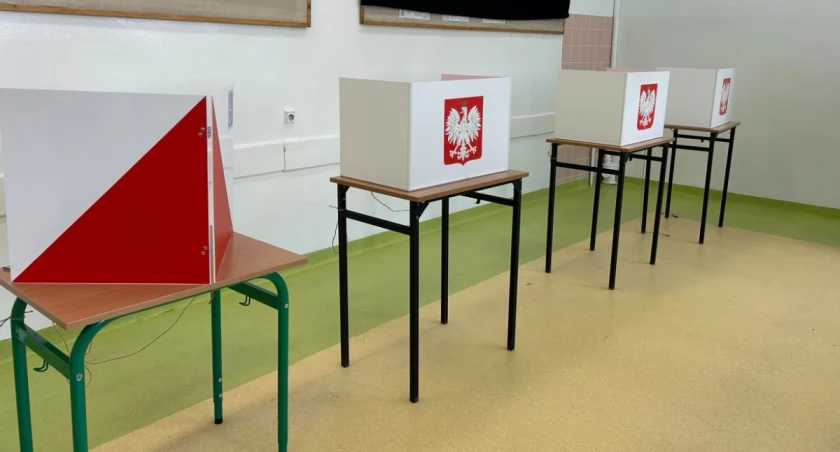 Zdjęcie przedstawia lokal wyborczy