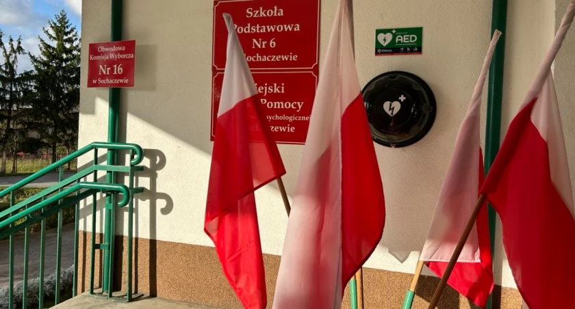 Zdjęcie flag przed lokalem wyborczym