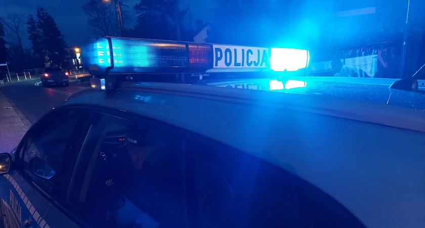 Zdjęcie przedstawia sygnały świetlne policyjnego radiowozu