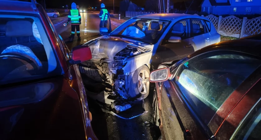 Zdjęcie trzech aut po kolizji w Dzięglewie w gminie Sochaczew