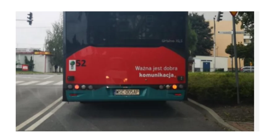 Zdjęcie przedstawia autobus miejski w Sochaczewie 