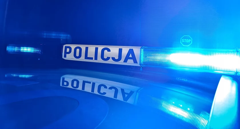 Zdjęcie przedstawia sygnały świetlne radiowozu policyjnego 