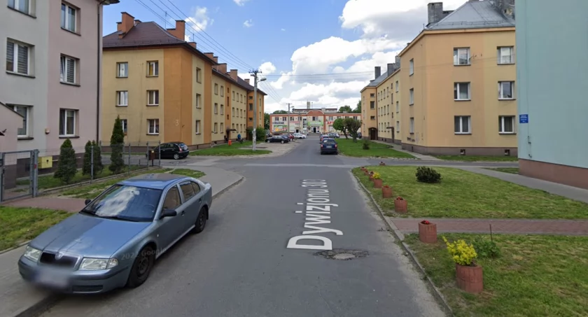 Zdjęcie przedstawia bloki mieszkalne przy ulicy Dywizjonu 303 w Sochaczewie