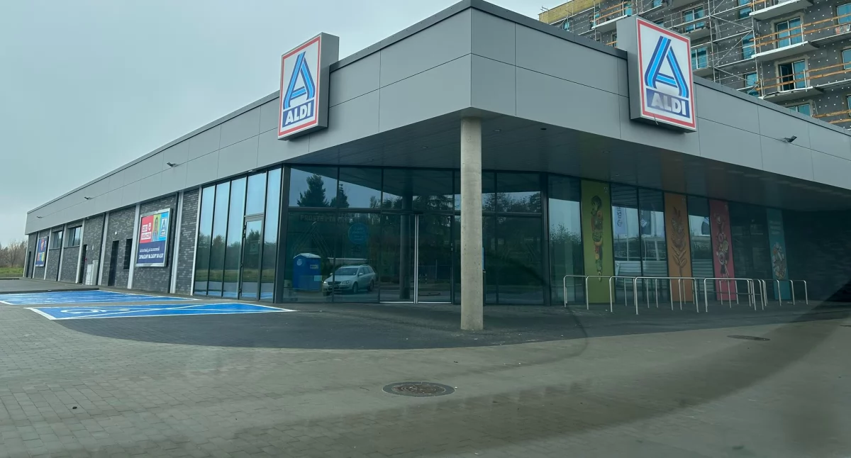 Zdjęcie przedstawia sklep Aldi w Sochaczewie 