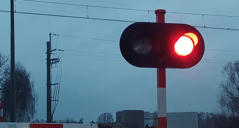 Zdjęcie sygnalizatora przy przejeździe kolejowym