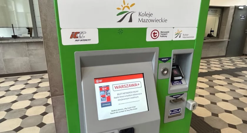 Zdjęcie automatu do zakupu biletów Kolei Mazowieckich na dworcu w Sochaczewie