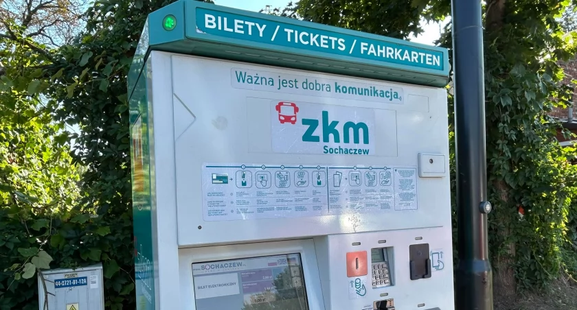 Zdjęcie przedstawia biletomat przy dworcu PKP w Sochaczewie