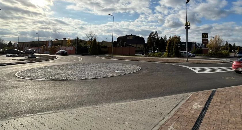Zdjęcie ronda przy galerii Multishop w Sochaczewie.