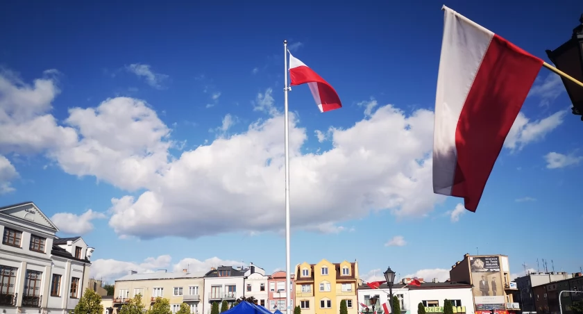 Zdjęcie flag na placu Kościuszki w Sochaczewie 