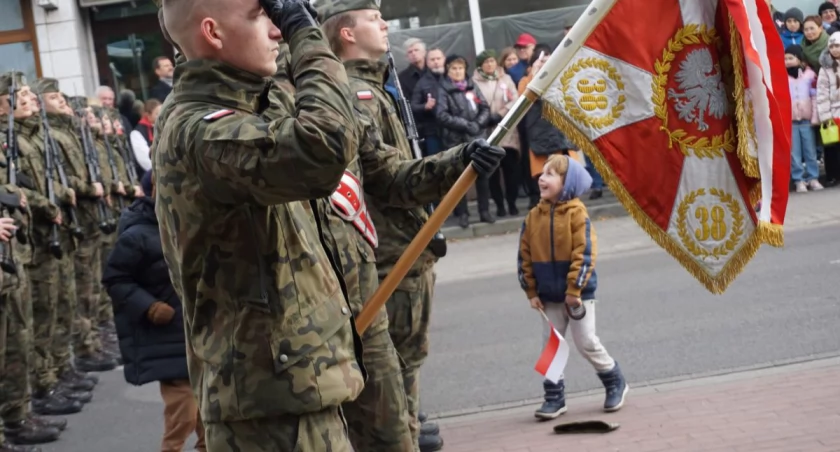 Zdjęcie pododdział 3. Warszawskiej Brygady Rakietowej OP i chłopca patrzącego na żołnierzy