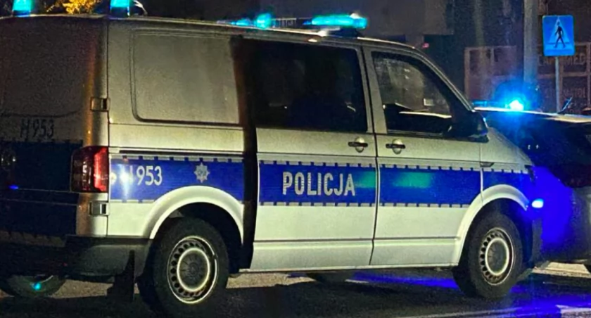 Zdjęcie dwóch radiowozów policyjnych z włączonymi sygnałami świetlnymi 