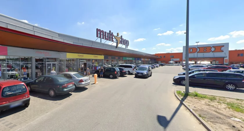 Zdjęcie na parkingu centrum handlowego Multishop w Sochaczewie