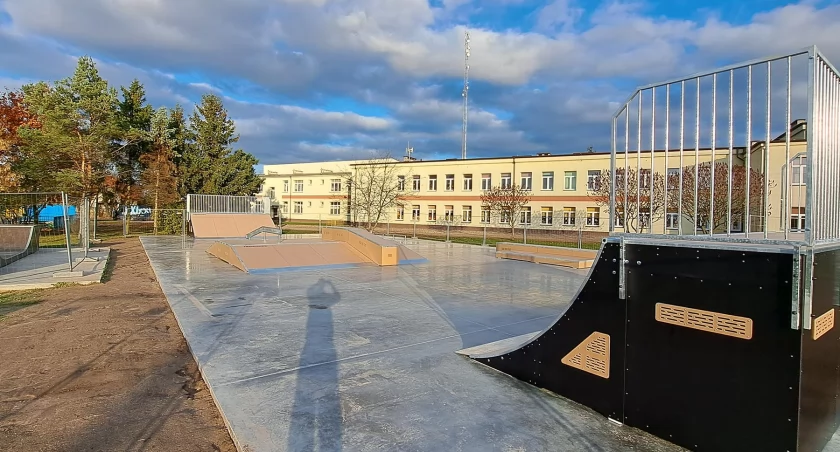 Zdjęcie skateparku w Kozłowie Biskupim przy Szkole Podstawowej. 