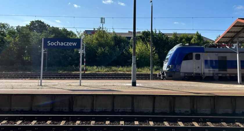 Zdjęcie stacji kolejowej od strony torów w Sochaczewie 