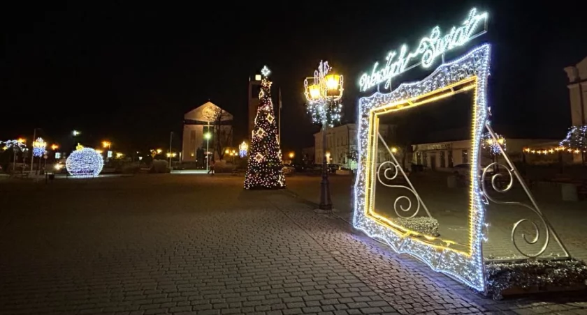 Zdjęcie placu Kościuszki z oświetloną ramką do zdjęć, choinką i kulą