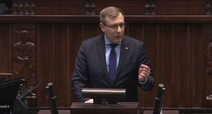 Zdjęcie posła Macieja Małeckiego przemawiającego w Sejmie. Screen videoparlament.p 