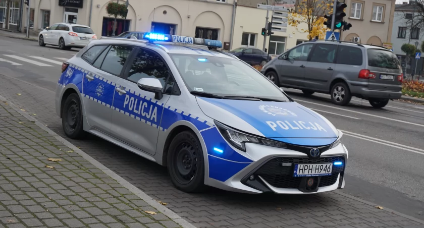 Zdjęcie policyjnego radiowozu na ulicy Warszawskiej