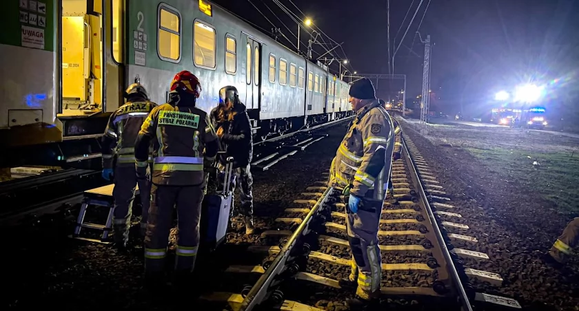 Zdjęcie strażaków na torach PKP. Fot. Straż Pożarna OSP - Ożarów Maz. 