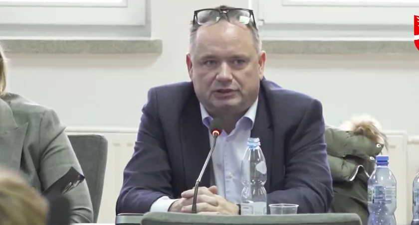 Zdjęcie przedstawia dyrektora Szpitala w Sochaczewie Roberta Skowronka 