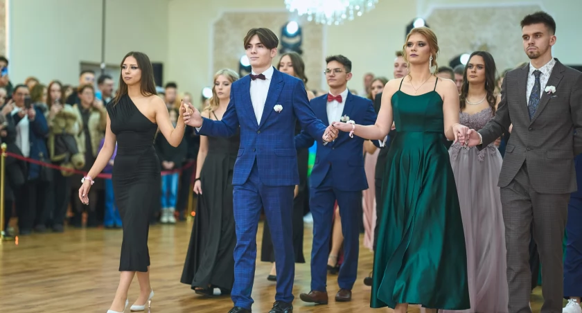 Zdjęcie tańca poloneza uczniów Iwaszkiewicza 
