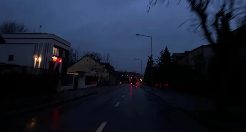Zdjęcie ulicy Staszica w Sochaczewie po zmroku 