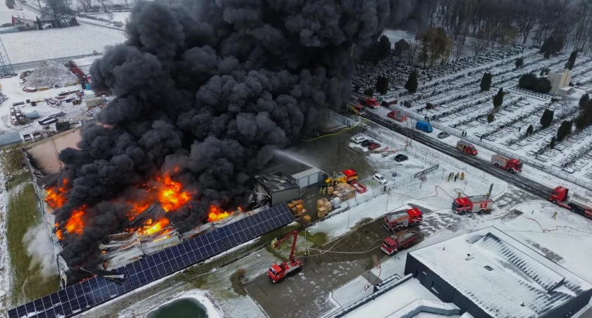 Zdjęcie pożaru hali w Ołtarzewie. Fot Straż Pożarna OSP-Ożarów Maz. 