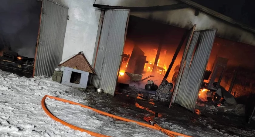 Zdjęcie pożaru garażu w miejscowości Przejma. Fot.  OSP Iłów.