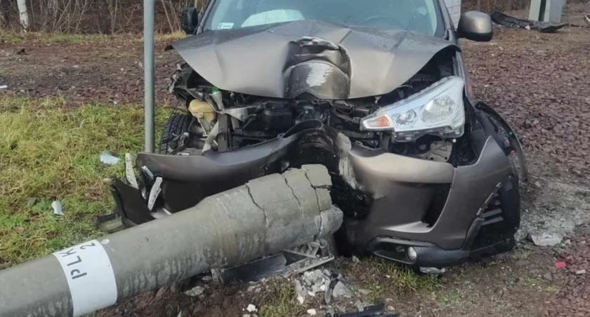 Zdjęcie uszkodzonych rogatek i rozbitego auta. Fot. OSP Nowa Sucha.