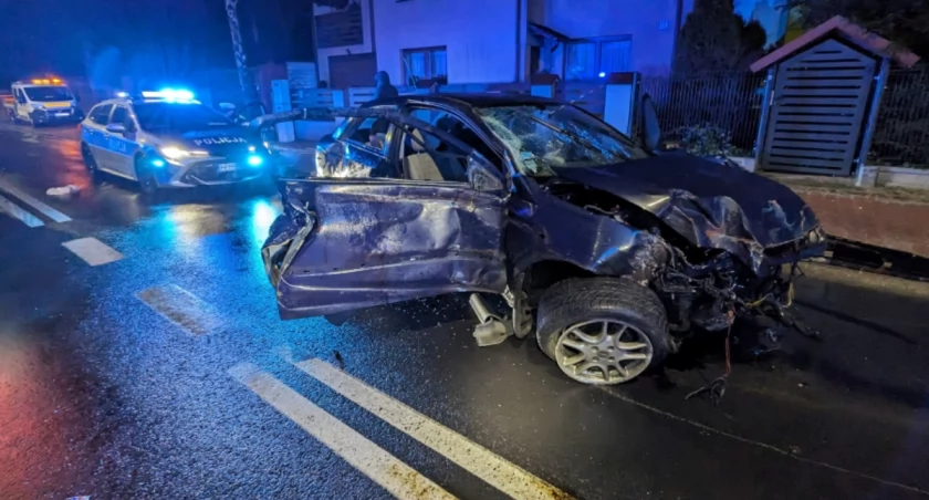 Zdjęcie uszkodzonego pojazdu w zdarzeniu na ulicy Chopina w Sochaczewie 